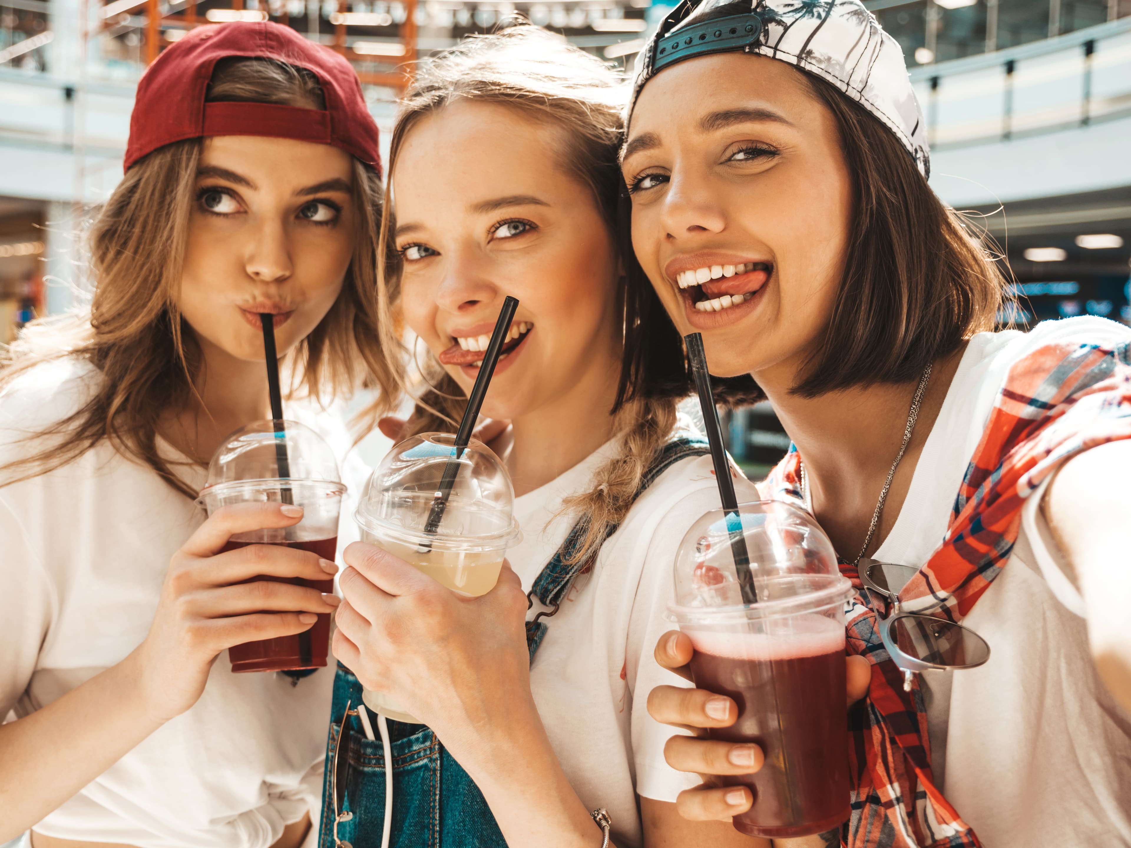 Ragazze che sorseggiano un drink